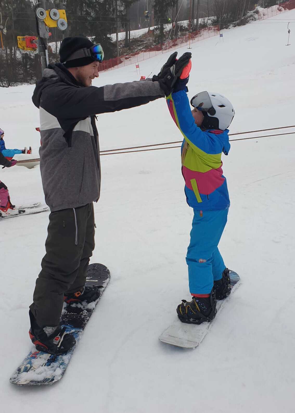 Michal na snowboardu